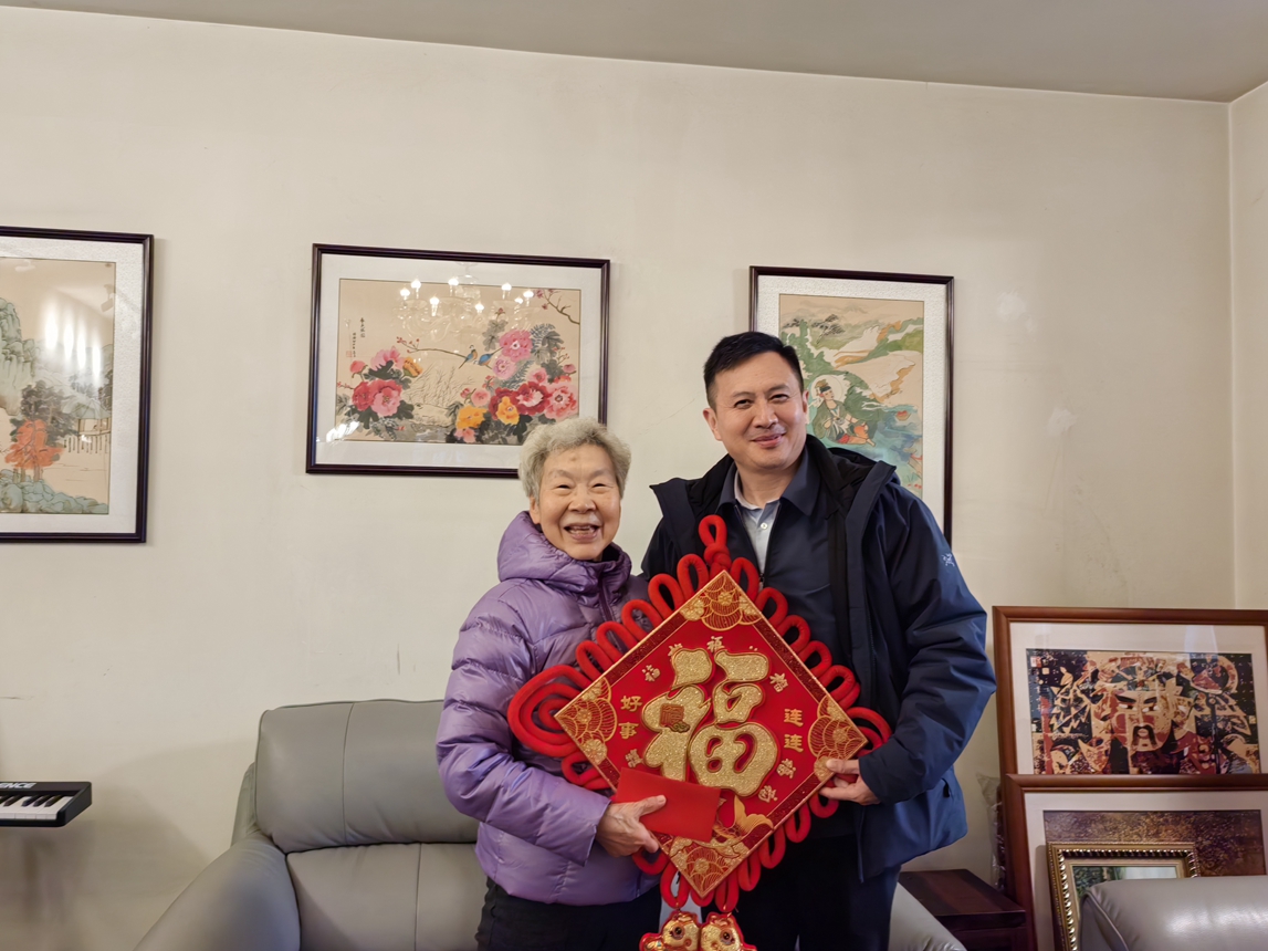6校黨委常務(wù)副書(shū)記王時(shí)龍慰問(wèn)老領(lǐng)導(dǎo)趙修渝_副本.jpg