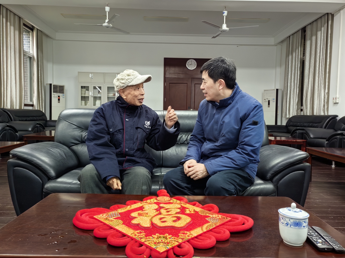 2校黨委書(shū)記舒立春慰問(wèn)離休干部_副本.jpg