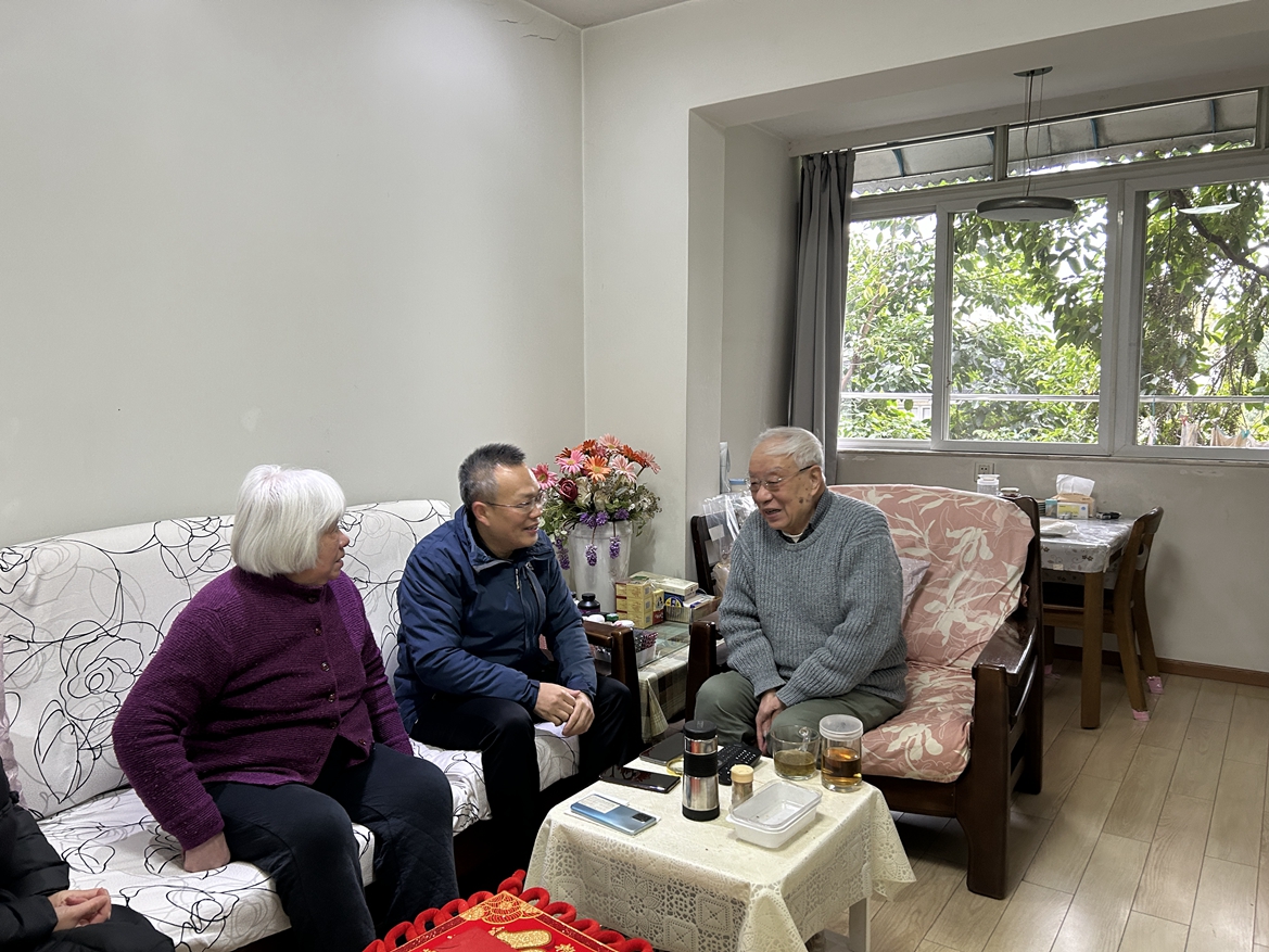 8校黨委副書(shū)記馮業(yè)棟慰問(wèn)高齡老專(zhuān)家白紹良_副本.jpg