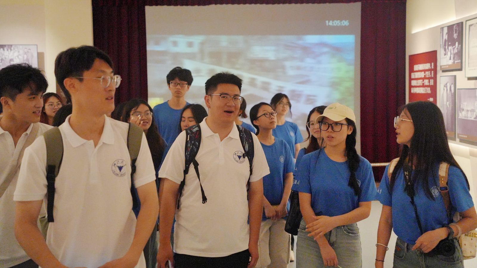 外國語學(xué)院暑期社會實(shí)踐團(tuán)-在紅巖紀(jì)念館_副本.jpg