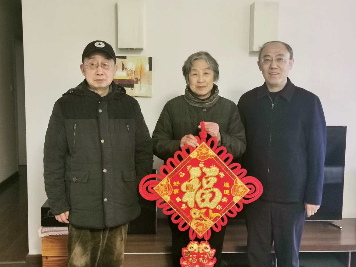 9副校長(zhǎng)鄧紹江慰問(wèn)老同志_副本.jpg