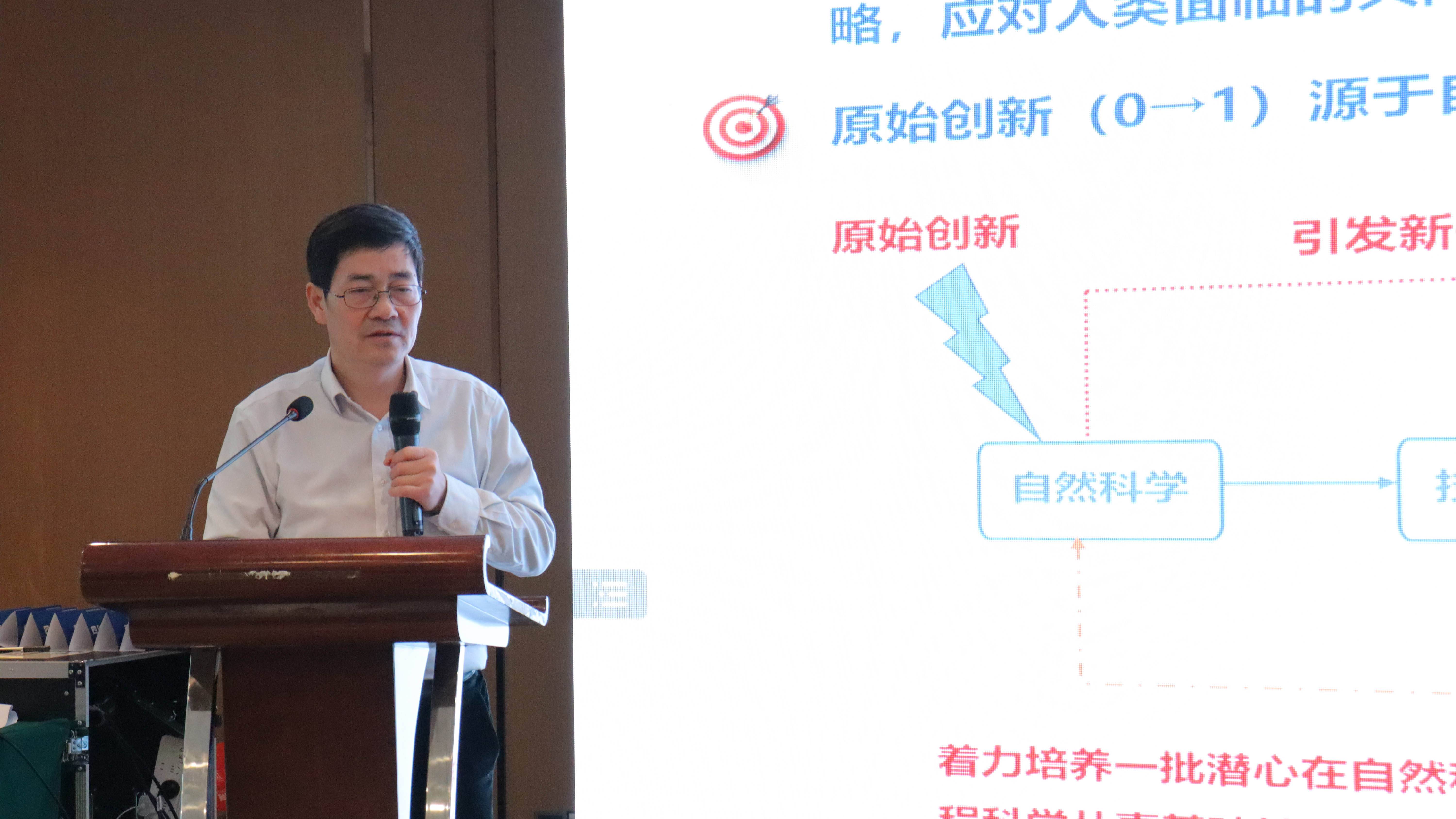 李正良做主題報(bào)告.jpg