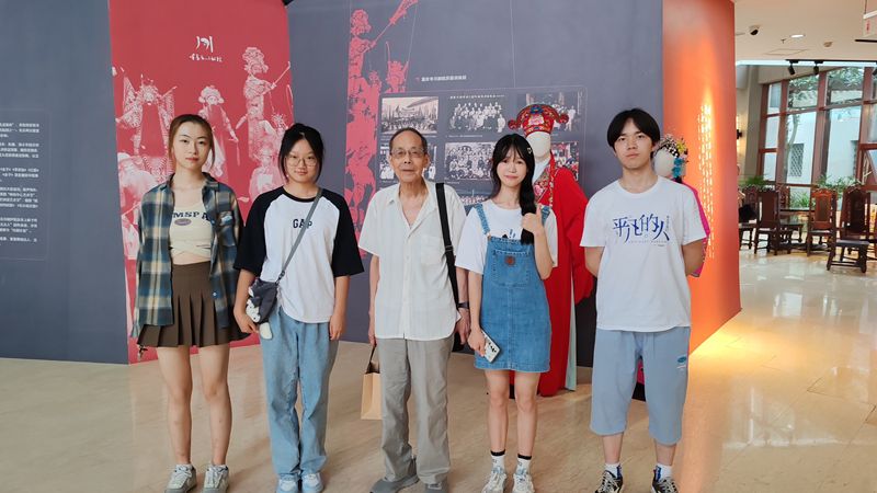 7.“渝見川劇”實(shí)踐團(tuán)+尋訪56級校友、原重大文工團(tuán)川劇隊隊員林承善_副本.jpg