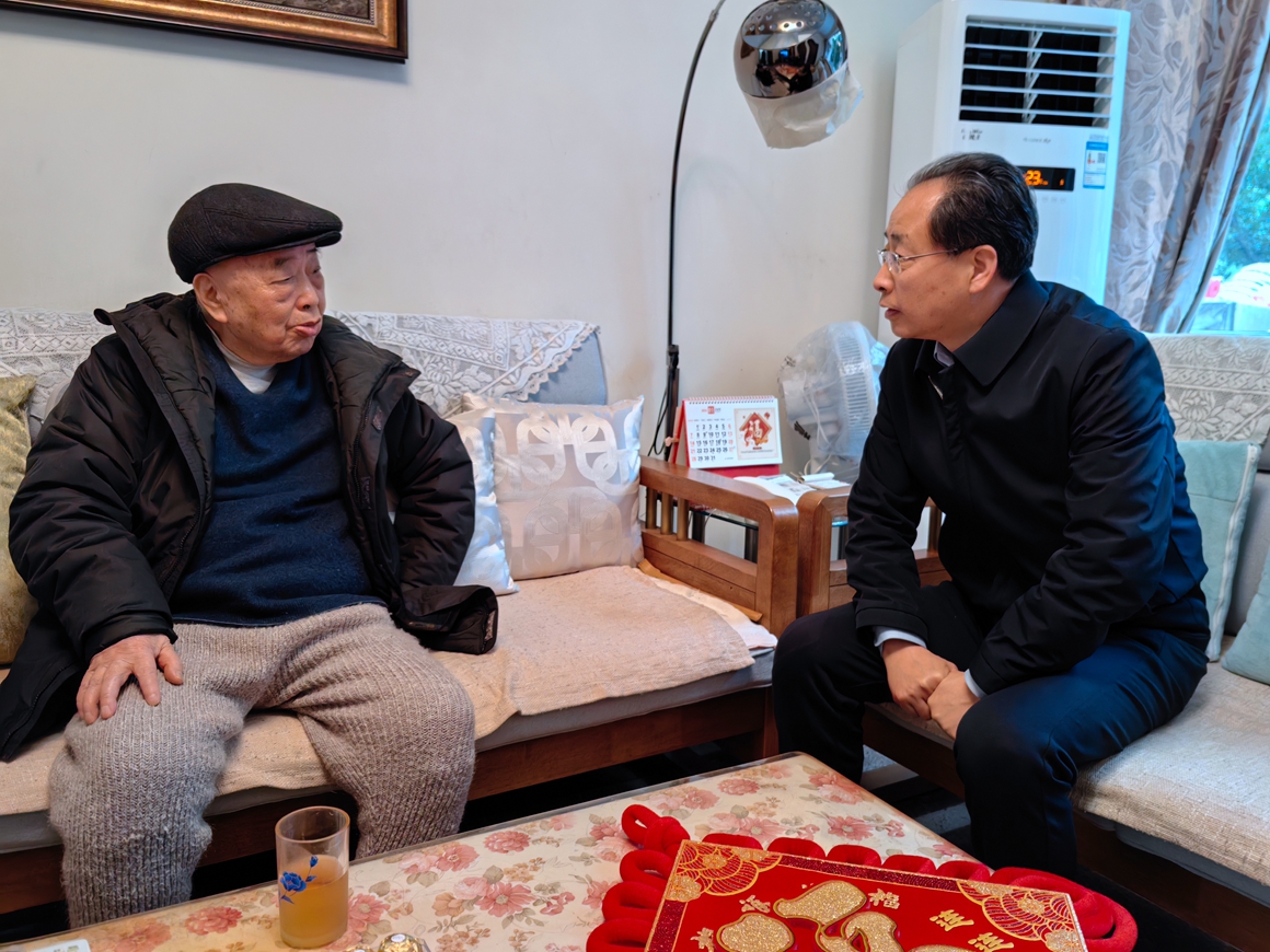 4校長(zhǎng)王樹(shù)新慰問(wèn)離休干部_副本.jpg