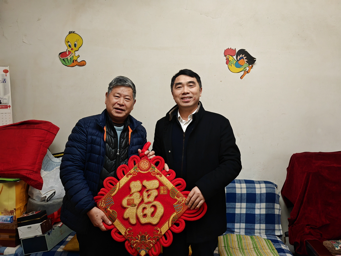 10副校長(zhǎng)盧義玉慰問(wèn)老同志_副本.jpg
