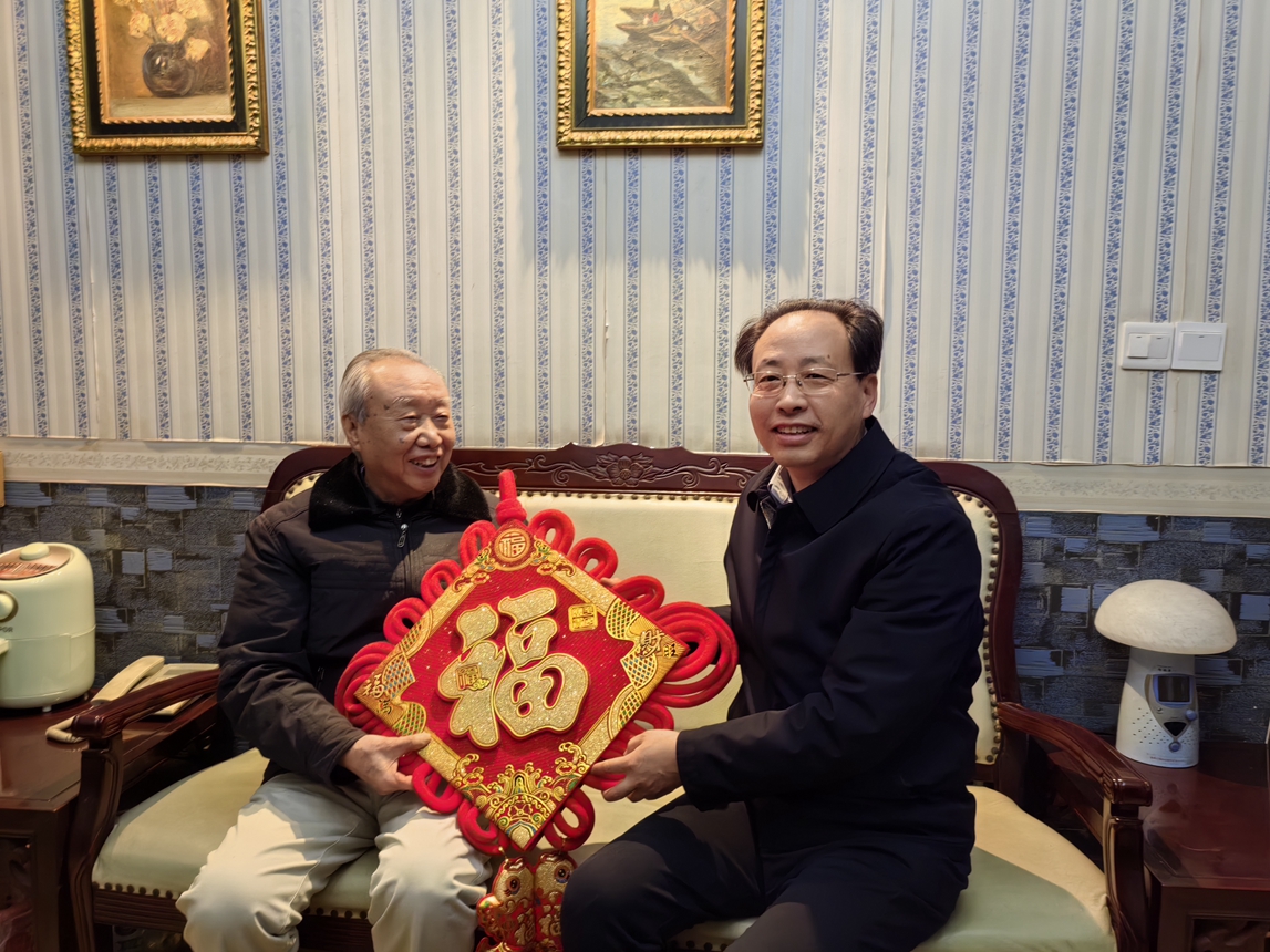 3校長(zhǎng)王樹(shù)新慰問(wèn)老領(lǐng)導(dǎo)吳中福_副本.jpg