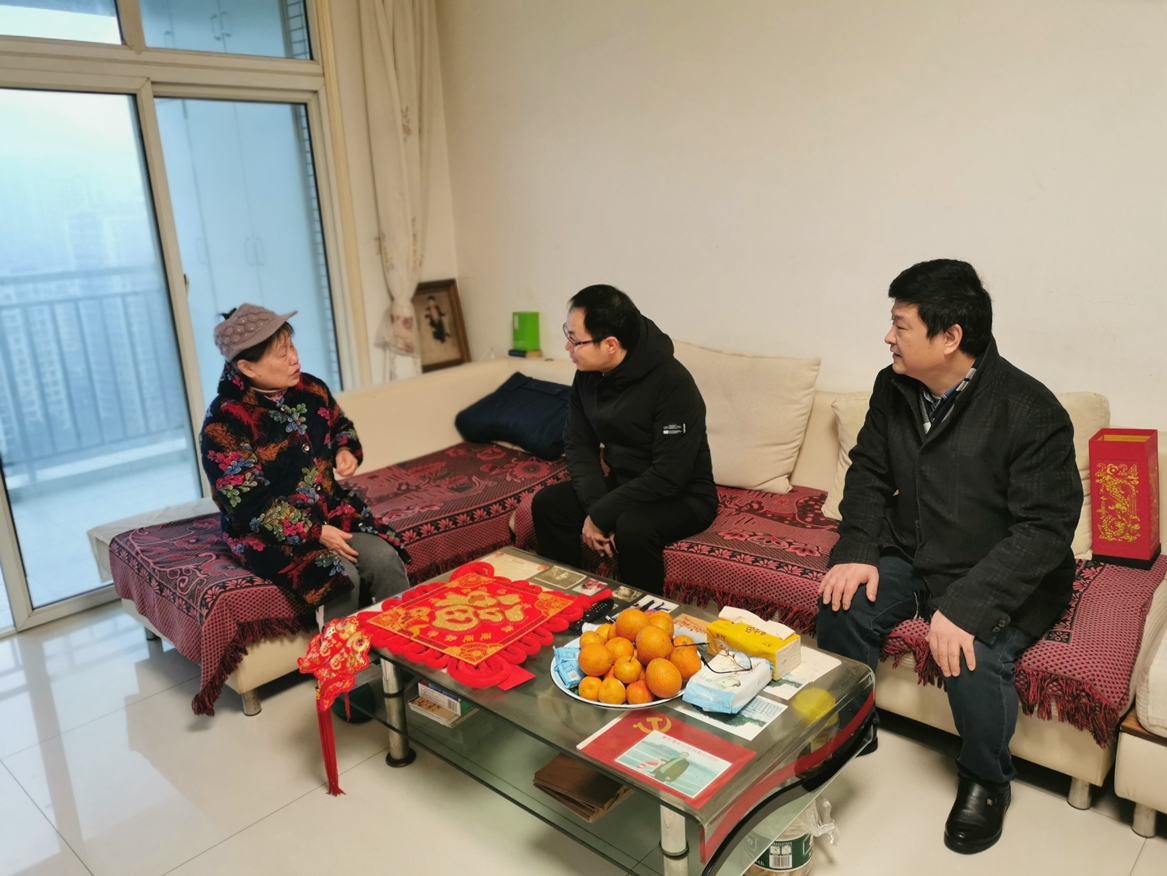 11副校長(zhǎng)李劍慰問(wèn)困難老同志_副本.jpg