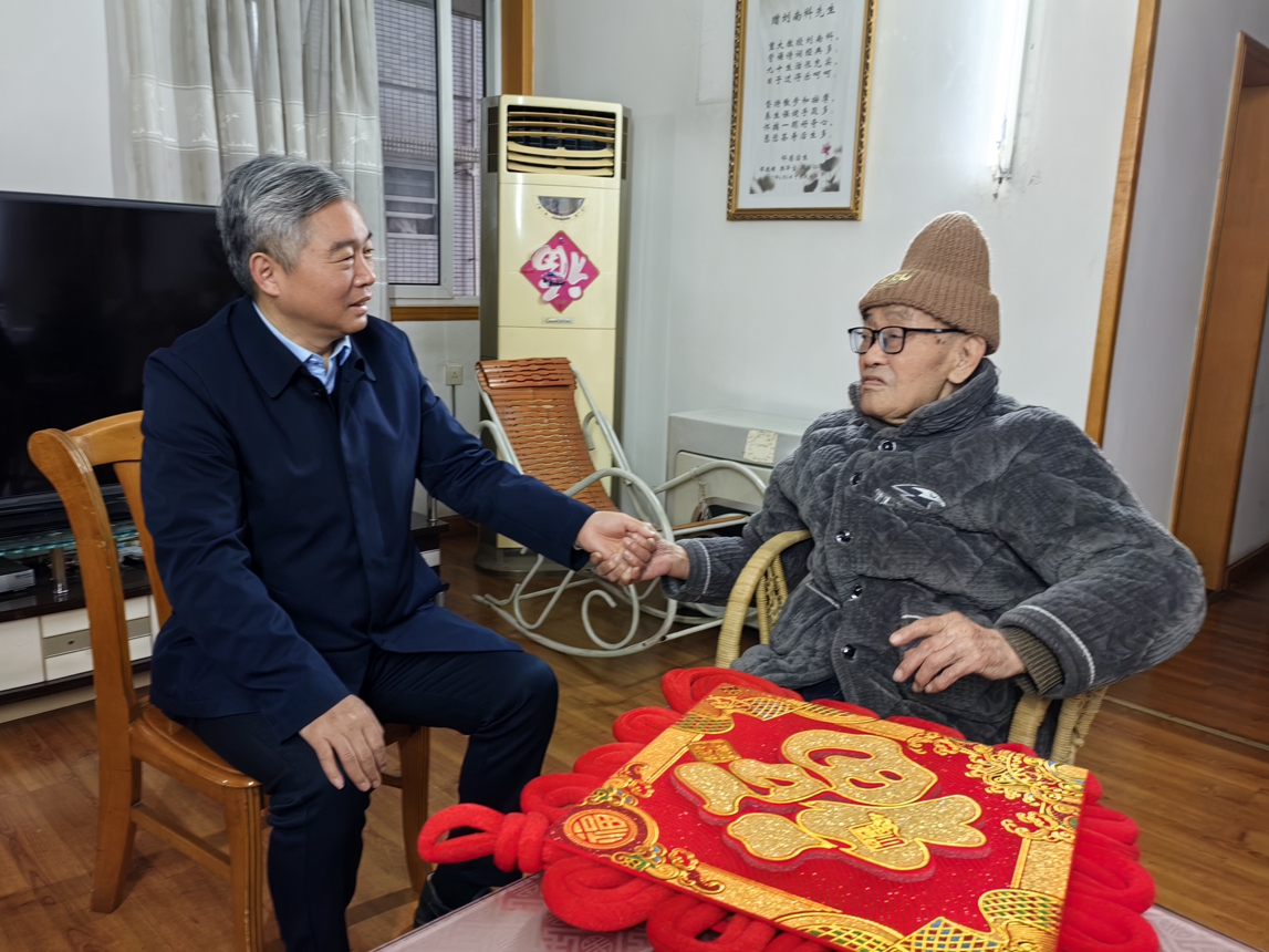 5常務(wù)副校長(zhǎng)、中國(guó)工程院院士劉漢龍慰問(wèn)老領(lǐng)導(dǎo)劉南科_副本.jpg
