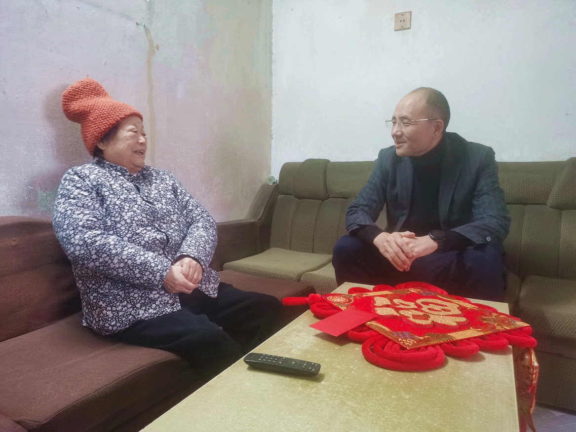 12副校長(zhǎng)劉貴文慰問(wèn)困難老同志_副本.jpg