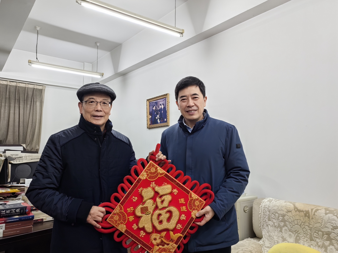1校黨委書(shū)記舒立春慰問(wèn)老領(lǐng)導(dǎo)祝家麟_副本.jpg