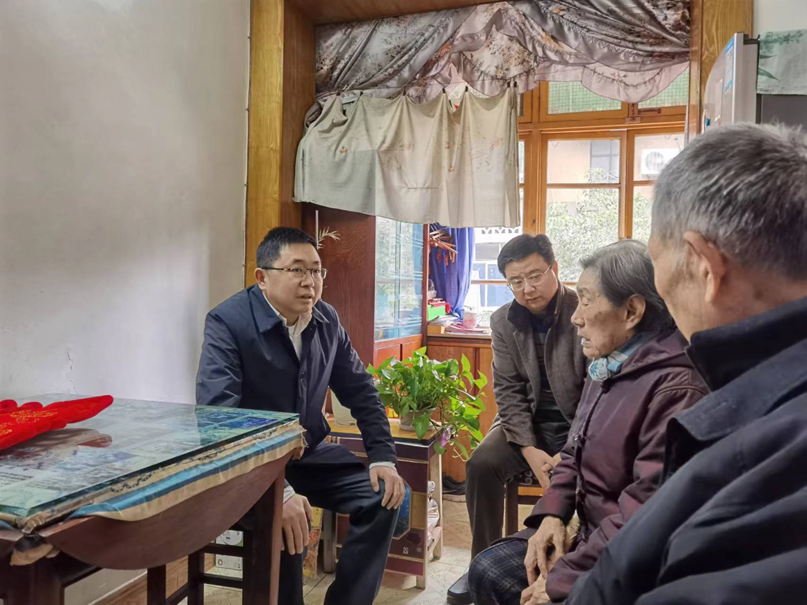 13副校長(zhǎng)楊俊慰問(wèn)困難老同志_副本.jpg