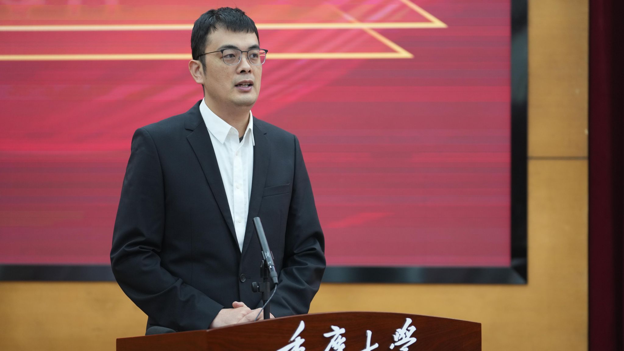 青年教師代表發(fā)言.jpg
