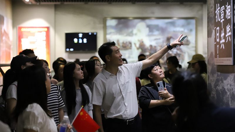 2.“忻欣向榮”實(shí)踐團(tuán)-師生在徐向前元帥紀(jì)念館接受愛國教育_副本.jpg