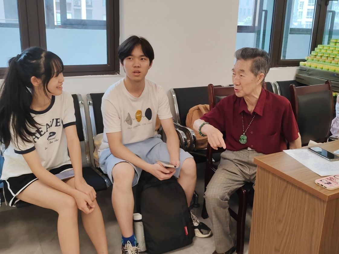 “渝見川劇”實(shí)踐團(tuán)+走訪川劇非遺傳承人孫宗燊老師_副本.jpg